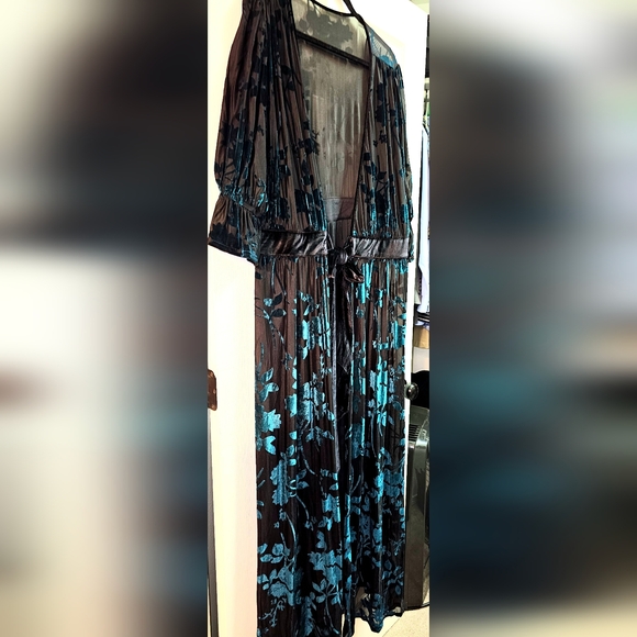 Elegant Black and Green Floral Overlay - Picture 2 of 2